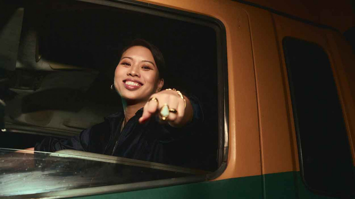 葛仲珊全新單曲〈b.complex B群〉20 分鐘誕生！MV 與馬共舞、對馬饒舌　最怪最潮的超現實美學登場